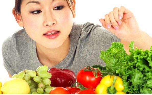 Fata japoneză alege produse pentru o dietă